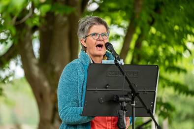 Juliane singt am Weiher in Dechsendorf