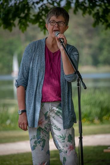 Juliane Welz-Mller singt in der Band draussen am Weiher