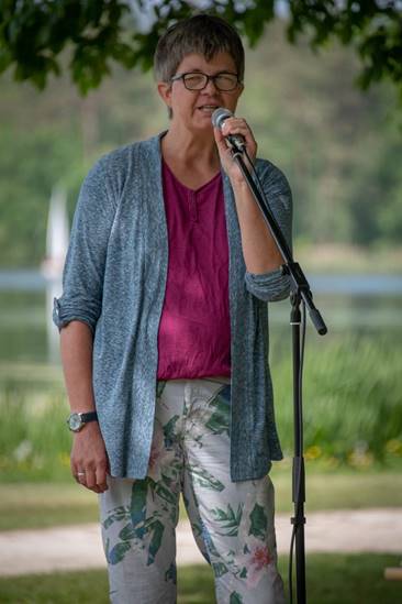 Juliane Welz-Mller singt in der Band draussen am Weiher