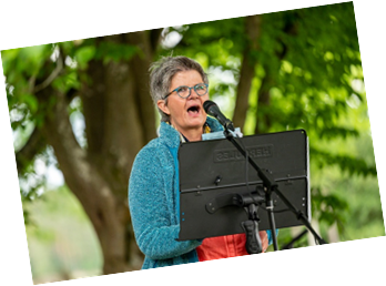 Juliane singt am Weiher mit Band